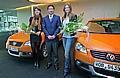 Olaf Ansorge, Leiter Kundencenter Wolfsburg überreicht Christina und Janina ihren Volkswagen CrossPolo. Foto: Auto-Reporter/Volkswagen